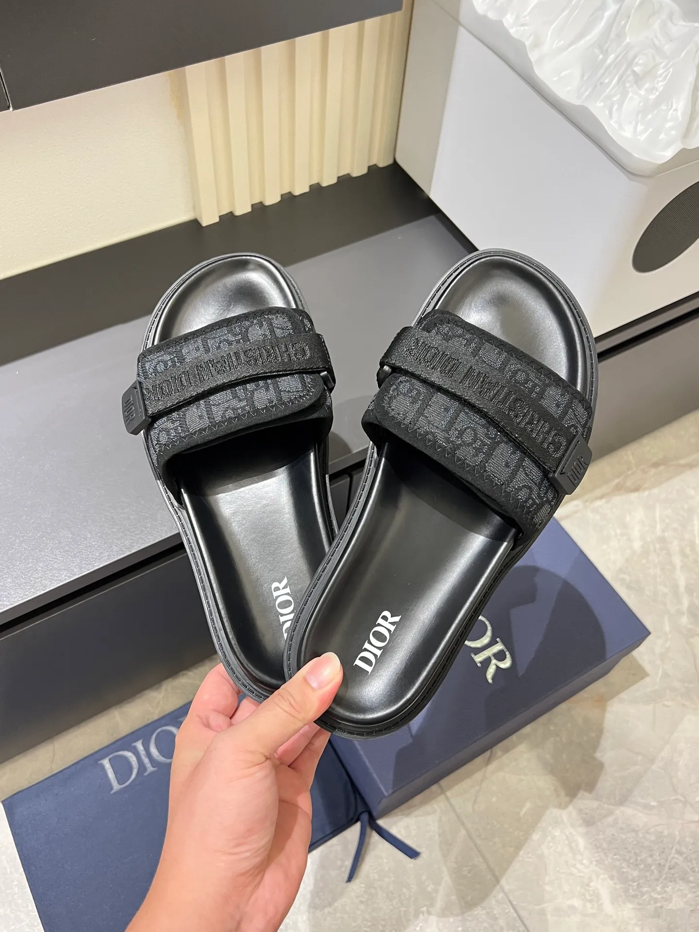 Men's men's shoes 💰p300 Size 38-45 Dior Dior's latest H-Town series Oblique thick sole slippers sandals Original purchase development and production This Dior H-Town sandals pay tribute to the classic logo of sports style and highlight Dior's high-end spirit. Crafted from black rubber with a beige and black Oblique printed upper, it's accentuated with tonal calfskin details. The rubber sole incorporates a variety of elements and is embellished with the Dior logo for a refined, futuristic look. Can be worn with shorts or jeans. Comes with exquisite packaging at the counter 🛍📦 ▪️ Fabric: Original customized imported Oblique embroidery ▪️ Lining: Imported soft sheepskin ▪️ Sole: Original molded ultra-light foam material ▪️ Bottom thickness: 4CM
